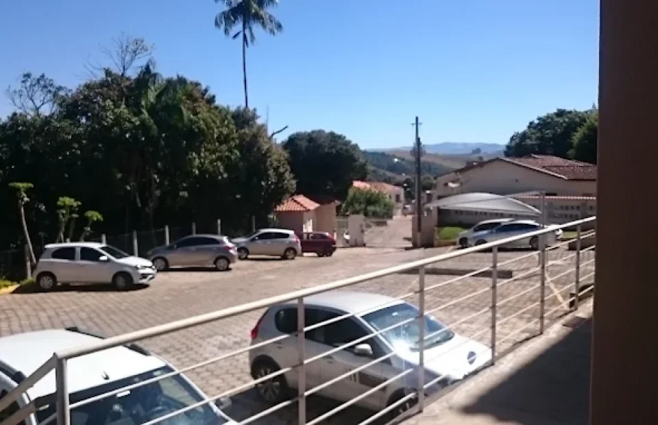 olhando para portaria